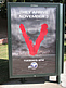 Publicidad de "V" en una parada de autobus de Los &Aacute;ngeles