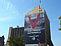 Edificio pintado con publicidad de "V" (New York)